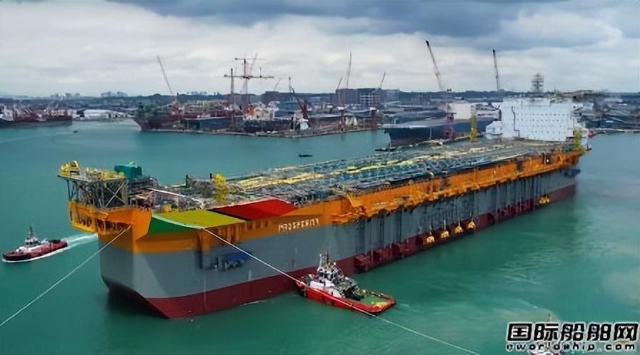 新加坡最大船厂起重机倒塌致一人死亡四人受伤(图)