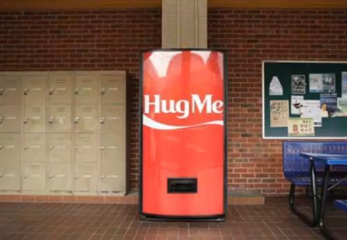 可口可乐新加坡公司 拥抱一下就出可乐的自动售货机你见过吗，可口可乐就有一台！