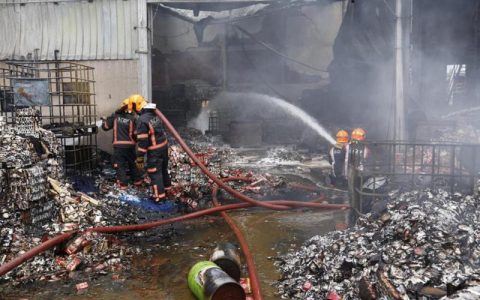 新加坡公司起火原因 新加坡裕廊废料处理厂失火爆炸 幸无伤亡