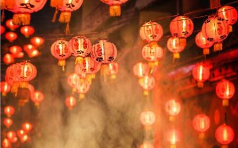 春节放假安排引热议，看完其他国家的假期长度，你还会再抱怨吗？(新加坡公司的假期)