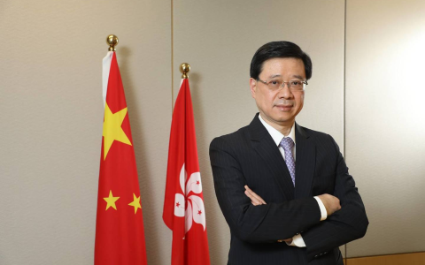 再竞争！金融、企业激烈争夺后，香港新加坡又展开新一轮人才战(新加坡在香港的公司)
