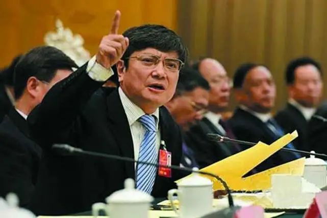 政协委员建议取消英语主科地位是个坏主意？看看新加坡怎么做(新加坡公司翻译成英文)