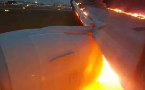 【自救】飞机起火，你该怎么做？(新加坡航空公司着火了)
