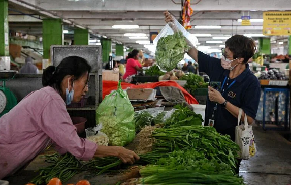 受雨季影响，新加坡民众明年春节料吃“贵菜贵鱼”，海鲜料涨价两成(新加坡蔬菜公司好不好)