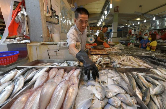 受雨季影响，新加坡民众明年春节料吃“贵菜贵鱼”，海鲜料涨价两成(新加坡蔬菜公司好不好)