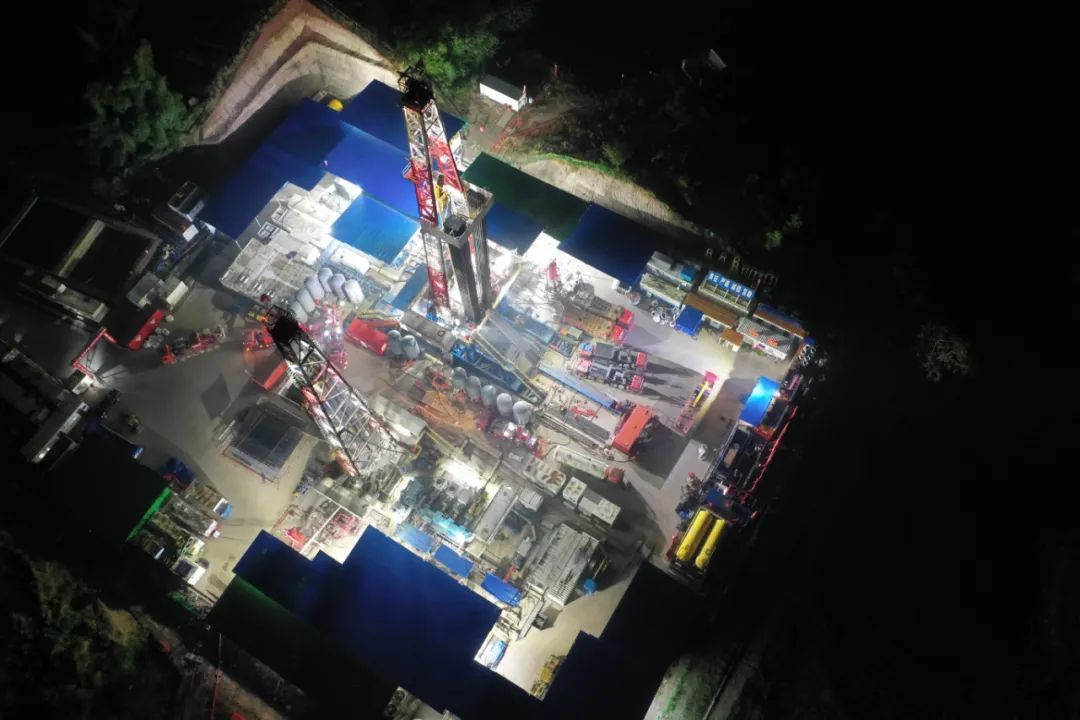 华东石油工程公司：首次高压页岩气井固井施工顺利完成(新加坡石油公司固井)