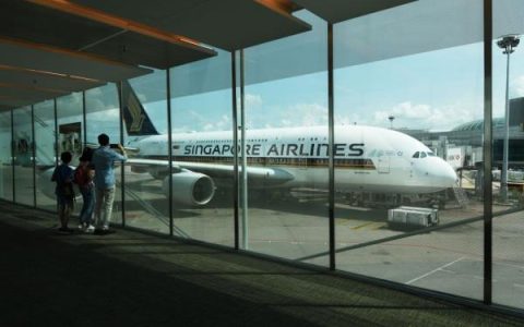 调查显示全球航空公司过半飞行员停飞(新加坡航空公司创办人)