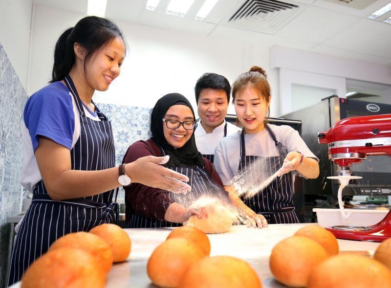 新加坡私立高校纷纷增设实习计划，力求提高学生就业机会(新加坡小公司实习好吗)