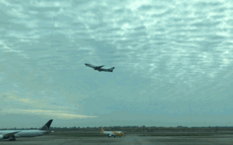 360°测评新加坡航空商务舱：座椅舒适，空姐温柔美丽(新加坡航空公司座椅怎么调)