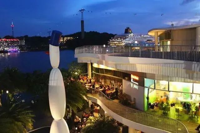 新加坡怡丰城商场设计：白色流线型建筑极具美感，如涌动的海浪！(新加坡建筑设计公司东营市)