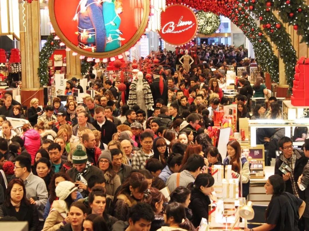 13条要闻 | 香港10月零售额大跌逾24%创史上最大跌幅；新加坡“小CK”遭仿(新加坡皮草公司)