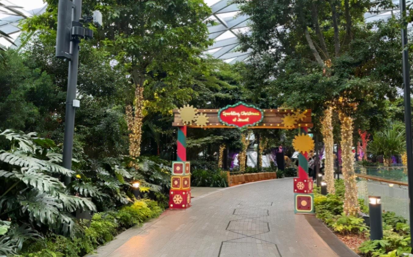 新加坡樟宜机场推出圣诞嘉年华活动，足不出户即可“环游全球”(新加坡野餐公司)