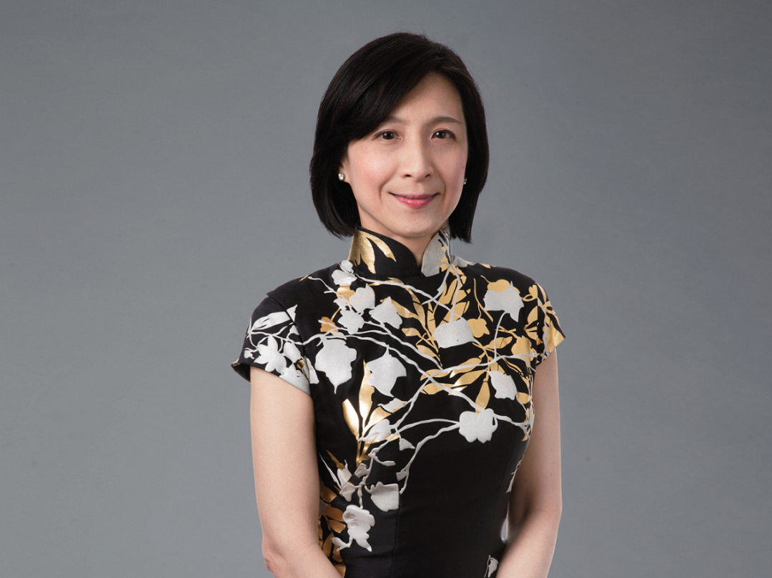 新加坡60岁女富豪：曾是律师，爱穿旗袍，开公司赚50亿，凭啥？(新加坡旗袍公司)