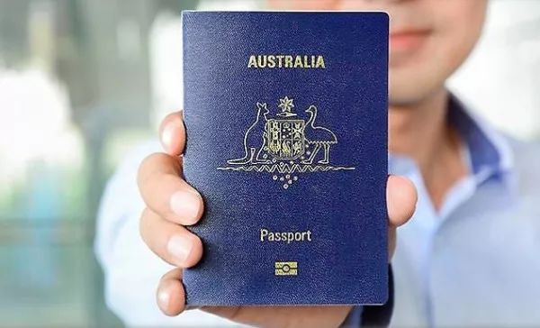 全球护照含金量排名公布！这三个亚洲国家并列第一！澳洲名次下滑，中国护照有进步！(新加坡床垫公司排名)