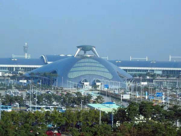 全球10大最佳机场，新加坡又是第一名！还有2个来自中国。(新加坡民航公司管理)