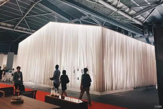 用白纸制成一座“宫殿”，2017新加坡家具展如何做的？(新加坡著名展览公司)