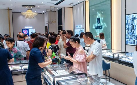 国际设计师品牌爱丽丝珠宝落户重庆来福士 国花系列展现时尚风情(重庆新加坡设计公司)